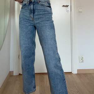Coola högmidjade jeans som knappt är använda och ser ut som nya!