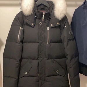 MOOSE KNUCKLES 3Q (M) - Väldigt bra skick, köpt på Johnells och kvitto finns. Ej rökare storlek M, möts helst upp i Sala men kan skickas om vi kommer överens om priset.