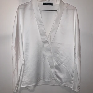 Topp - Topp från BikBok i stl. XS! Finns i centrala Uddevalla annars står köparen för frakt. 