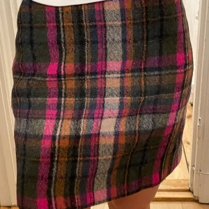 Rutig ullkjol från samsoe samsoe  - Säljer en rutig ullkjol från märket samsoe samsoe. Knappt använd. Ordinarie pris 1599 kr 