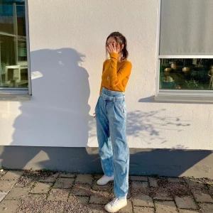 Jeans  - Dem här jeansen är är super cola! Har använt dem bara en gång annars är de fortfarande helt nya. Storleken är 34. 