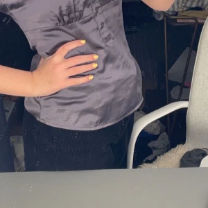 Siden skjorta  - Köpte denna jätte bekväma siden skjortan på en secondhand och rekommenderar den starkt för dig som både vill ha något stiligt men skönt på dig!❤️