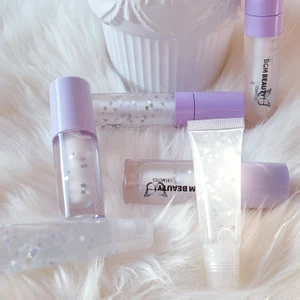 STAR DUST LIPGLOSS  - Star dust lipgloss är ett clear gloss med silver stjärnor, med vanilj doft. Den innehåller organic cocosolja, E vitamin och smak olja. Den är återfuktade och mjuk görande för läpparna. Finns i Squeeze tuber- 30kr, tjocka lila wand tuber- 40kr, långa lila wand tuber- 50kr. Får en Lipgloss är frakt 12kr men mer än två Lipgloss är frakten 17kr. Skriv i chatten vid frågor. 