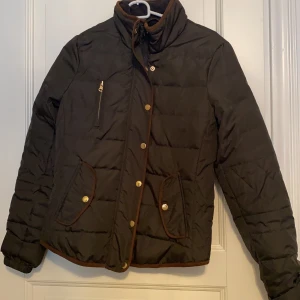 Vero Moda jacka - Vero Moda jacka i militärgrön färg. I mycket bra skick ,den har använts max fyra ggr. Säljer för 50,köparen står för frakt. Storlek XS