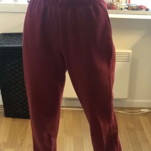 Mjukis🍷 - Jättefina och sköna vinröda mjukisbyxor som knappt är använda. Buda om pris