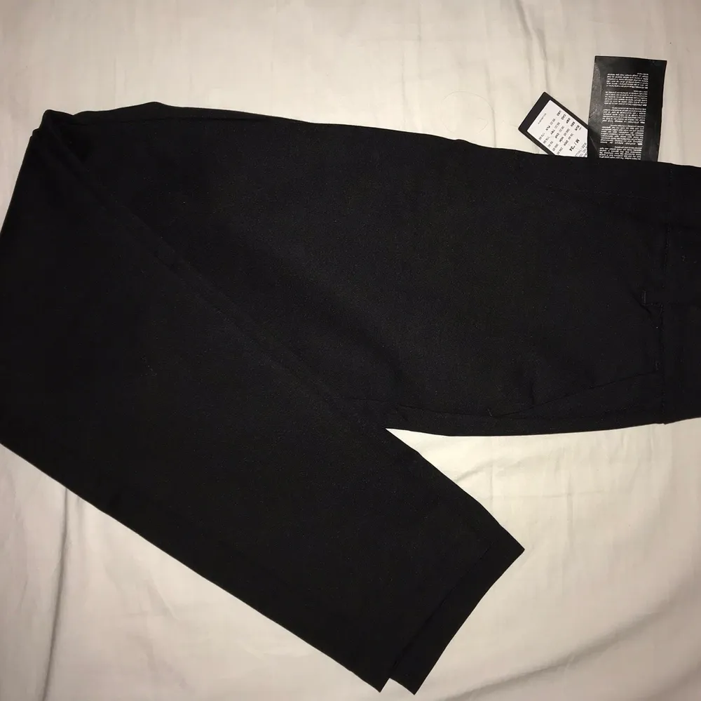 Ett par supersnygga svarta kostymbyxor från Vero Moda som fortfarande har prislappen kvar och aldrig är använda. Tyvärr är dem för långa för mig i benen därav säljer jag dem. Dem är i storlek m och längd 34. Köparen står för frakt🥰. Jeans & Byxor.
