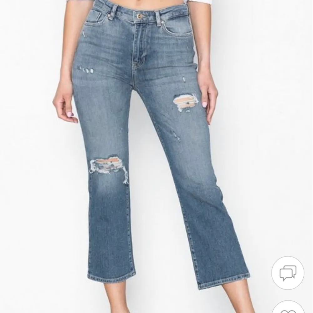 Köptes förra sommarn från Nelly.com. Super sköna byxor som är stretchiga och högmidjade. De är lite klockformade vid anklarna och lite kortare. Men för mig som är 165 är de nästan till fotknölarna. Endast använt de 2-3 gånger🌸 betalning via swish🌸. Jeans & Byxor.