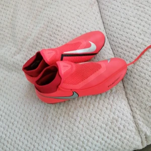 Nike fotbollsskor storlek 40 - Ny pris 999kr 