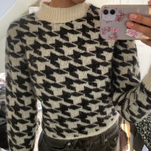 Stickad tröja - Säljer min fina stickade tröja i alpaca ull. Den är använd 2 gånger och därmed i nyskick. Storlek XS.