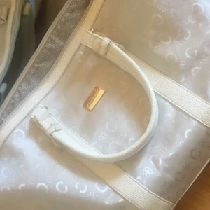 Helt Ny Väska - Fick som fördelsedagspresent. Helt oanvänd. Vill sälja den på grund av att jag har så många väskor