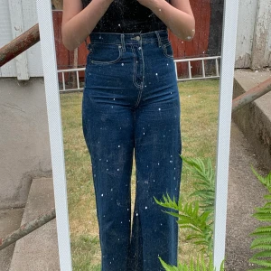 Zara jeans - Vida Zara jeans som nog inte har använts mer än 2 ggr. Coola detaljer med djupa fickor. Väldigt fin kvalité då de knappt är använda!!🥰