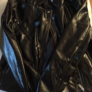 Bikbok Glansig biker jacka - Aldrig använd så i Ganska så nyttskick. Aldeless för glansig för min smak. Stolek L. Jag är en 158 cm lång ifall någon som är längre än mig undrar hur det kommer att sitta på er. :)