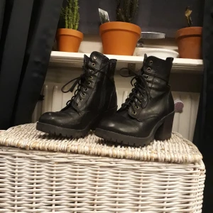 Svarta bots - Svarta bots med dragkedja och knytning. Bekväma med väl använda så slitna.