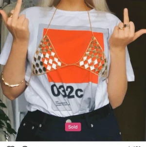 Guld-bh - Säljer vidare den här underbara smyckes-bh:n som jag köpte på plick men som tyvärr är för liten för mig. Skulle säga att den passar en S/liten M. Så så sååå snygg! Frakt står köparen för, DM för mer info! 