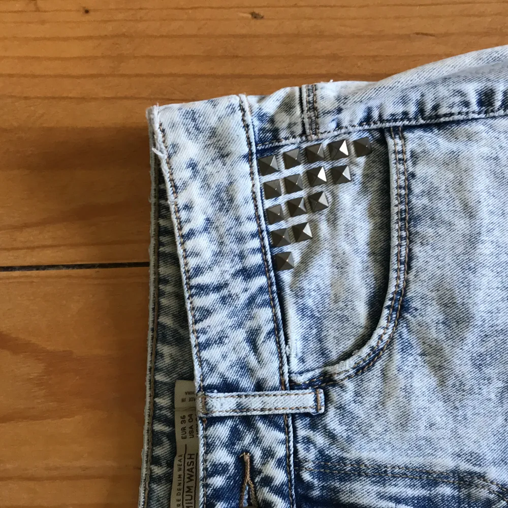 Stentvättade jeansshorts med nitar . Shorts.