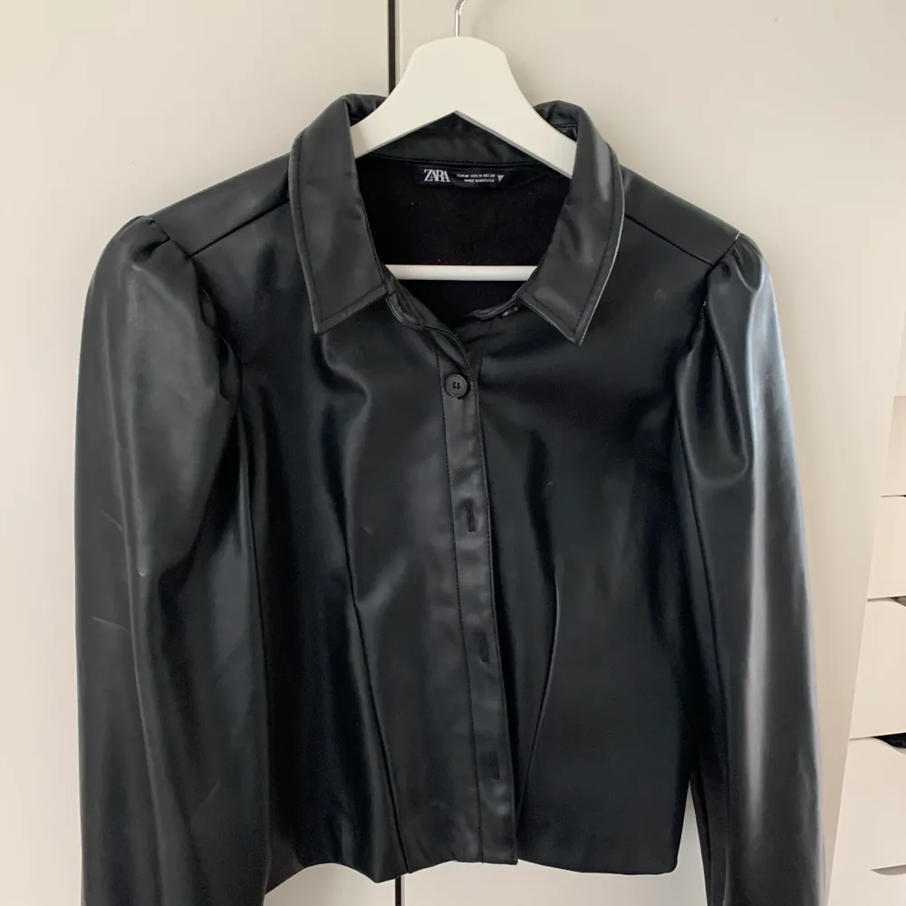 Skjorta från Zara i läderimitation som aldrig har kommit till användning. Frakten är inräknat i priset!. Toppar.