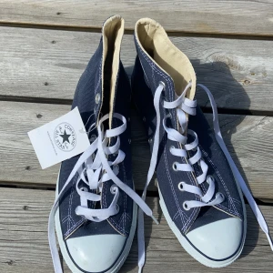 Blåa Converse - Helt nya höga converse i storlek 40, aldrig använda, köparen står för frakten!💗