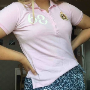  - Ljusrosa piké från Morris🤍Jättefint skick och passar S och XS🥰 Skickas mot fraktkostnad:))