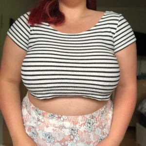 Randig croptop - En magtröja i storlek S i styvt tyg, säljer pga min byst har blivit större och inte längre får plats :(