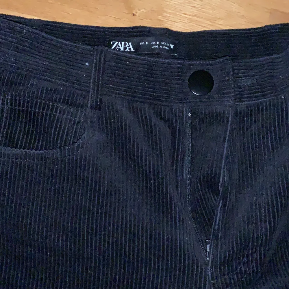 Svarta Manchester byxor från Zara. Försmå för mig som är 170cm lång. Skriv för mer information💞. Jeans & Byxor.