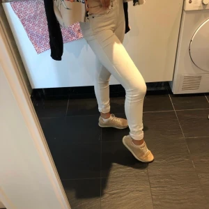 Vita jeans  - Vita jeans från Dr. Denim, de är i fint skick och alltså inga fläckar eller liknande. Oerhört strethciga så passar Xs-M💗