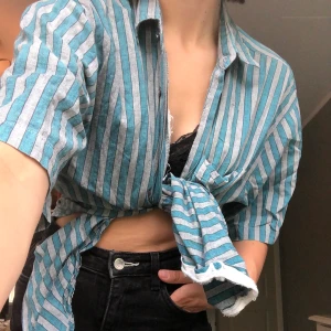 Randig skjorta  - Blå/vit randig skjorta som inte kommer inte kommer till användning. 
