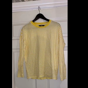 Gul och vit randig tröja  - En Gul och vit randig tröja från bikbok, andvänd få gånger.