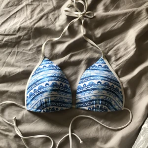 Bikini med fint mönster - En bikini med superfint blå mönster, lite push-up! Knyte runt hals och rygg. Mycket fint skick! Säljer pga för liten :/ ❤️ 