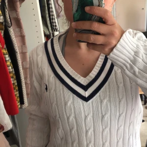 Ralph lauren sport tröja - Ser het ny ut vit med börk blå detaljer