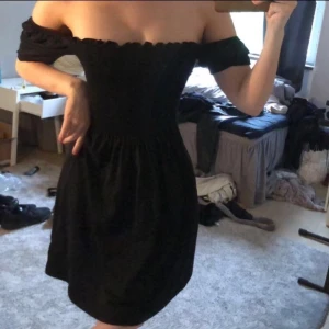 NAKD kläning - Säljer denna kläning från Nakd(ord pris 399 kr ungefär). Hade en korsett under denna klänningen så den sitter inte jätte tajt i verkligenheten men Dene söt❤️som sagt vill bli av med kläder😁