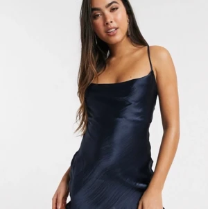 Sidenklänning - Superfin marinblå sidenklänning från Asos. Köpt av en kompis men hade behövt en storlek mindre. Klänningen är bara provad. Prislappen sitter kvar.