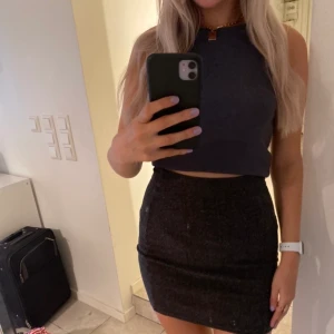 Grå ribbad kjol  - Säljer en mörkgrå ribbad kjol, endast använd 1 gång. Färgen syns bäst på sista bilden. Köparen står för frakten💞