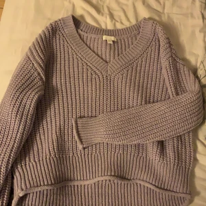 Stickad lila tröja - Helt oanvänd tröja från H&M. Storlek L. 