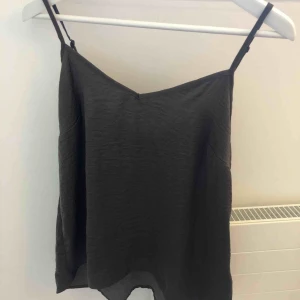  - Gulligt linne i militärgrönt från 