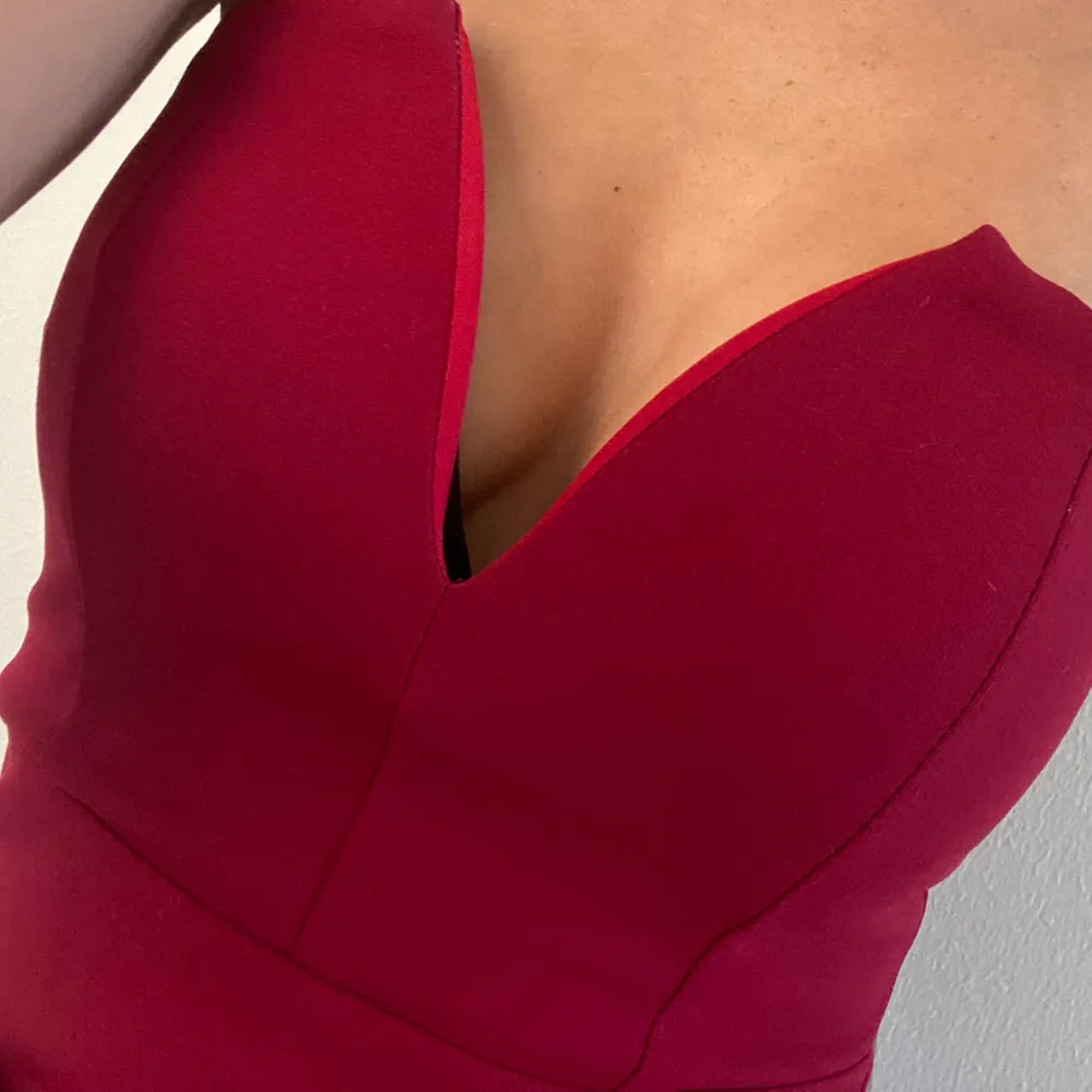 Söt röd klänning storlek s😍 aldrig använd!! Frakt 40kr. Klänningar.