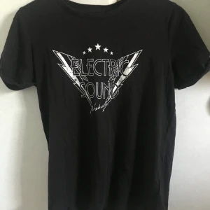 Svart t-shirt  - Svart t-shirt med tryck från hm i strl S. Normal passform, jag har vanligtvis S/M och hur den sitter på mig kan man se på bilden. Använd men ett fåtal gånger så är i ett fint skick. 90 kr inkl frakt, pris kan diskuteras men frakt är minst 44 kr. 😊😊#stanjo