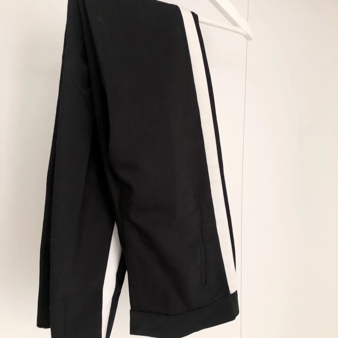 Tajta kostymbyxor med vit ”kant”