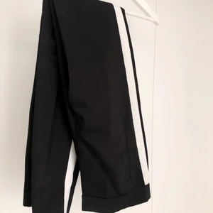 Tajta kostymbyxor med vit ”kant” - Snygga kostymbyxor som tyvärr blivit för små för mig. De är ifrån Zara och i storlek 34. Kontakta mig för mer info💞