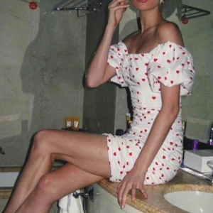 klänning - säljer denna super snygga klänning! Använd 1 gång. köpt här på plick för 340kr