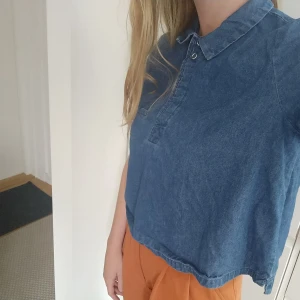 Croppad jeanstopp  - Så fin denimtopp från Zara, sorry för ostruken! Den är lite croppad och boxig. Vi delar på frakten 