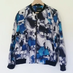  - Bomberjacka från monki. Väldigt fint skick, knappt använd.