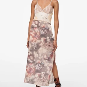 Vacker klänning från Zara limited editio - Jättefin klänning, använd en gång, nyskick. Köpt nyligen på Zara för 1600kr. Perfekt till bröllop. Storlek M men den är väldigt liten i storlek och tror den skulle sitta snyggare(mer som på bilden) på någon med storlek S, tom XS