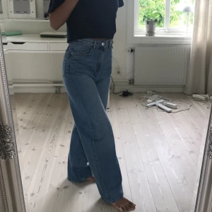 Jeans - Blåa wide leg jeans från Lindex, använt endast 1 gång. Säljs pga ingen användning och en aning långa på mig. Strl är 34, men skulle säga att de passar 36 också. 