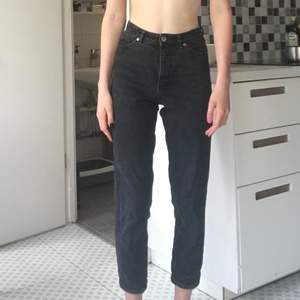 Jeans från Monki i modellen Taiki X-long. För referens är jag 180 cm. Dragkedjan har lossnat på ena sidan så dessa jeans behöver en stukning eller någon som är villig att lämna in dem hos skräddare, därav det låga priset