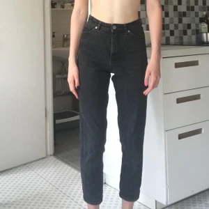 Jeans från Monki - Jeans från Monki i modellen Taiki X-long. För referens är jag 180 cm. Dragkedjan har lossnat på ena sidan så dessa jeans behöver en stukning eller någon som är villig att lämna in dem hos skräddare, därav det låga priset