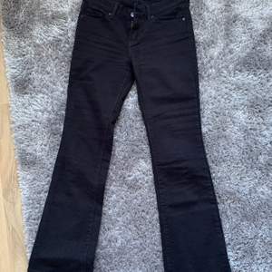 Ett par bootcutade Levis jeans, använts en gång , fortfarande i väldigt bra skick, frakt ingår i köp ( köpt dom för 800 )