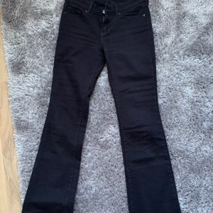 Levis jeans - Ett par bootcutade Levis jeans, använts en gång , fortfarande i väldigt bra skick, frakt ingår i köp ( köpt dom för 800 )