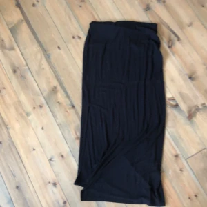 Kjol med slits - Knappt använt. Slits till knät. Bra skick, inte nopprig eller några fläckar. Väldigt stretchig. Frakt 60kr.