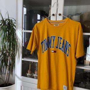 Tommy Hilfiger Tshirt, storlek S - Superfin Senapsgul Tommy Hilfiger Tshirt i storlek S. Fint skick och säljs då jag inte fått användning för den. 🤗🤗 Buda från 150kr