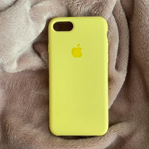 Apple silikonskal iphone 6/7/8 - GRATIS FRAKT!💗i princip helt nytt silikonskal från apple i ljusgul och somrig nyans☀️skalet har endast användts någon enstaka gång och säljes pga att jag köpt en ny mobil🌸  köpt för 450 kr